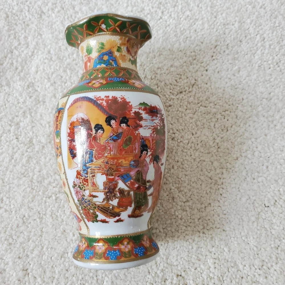 Vintage Pair of Asian Vases with scalloped top - Set of 2